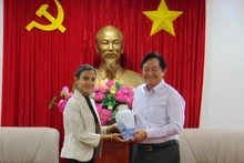 Le secrétaire adjoint permanent du Comité provincial du Parti de Binh Duong, Nguyên Hoàng Thao (à droite) et la rédactrice en chef adjointe du journal cubain Granma, Arlin Alberty Loforte. Photo : NDEL.