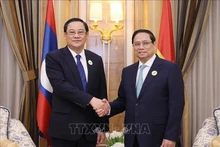 Le Premier ministre Pham Minh Chinh (à droite) et son homologue laotien Sonexay Siphandone. Photo : VNA