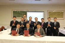 La province de Nam Dinh signe un protocole d'accord sur la coopération dans l'élaboration et la mise en œuvre de la stratégie de croissance de la province dans un avenir proche avec la Saigon Telecommunications and Technologies Corporation (SaiGonTel) et l'Australia Global Consulting Ltd. Photo : VNA.