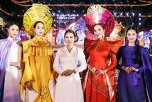 La designer Thach Linh (au centre) et des mannequins lors du défilé de mode « Prier pour un lieu sacré ». Photo : NDEL.