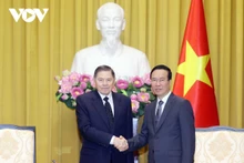 Le Président du Vietnam, Vo Van Thuong (à droite), et le président de la Cour suprême de la Fédération de Russie Lebedev Vyacheslav Mikhailovich. Photo : VNA.