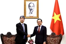 Le directeur général adjoint de l'AIEA, Hua Liu (à gauche) et le Vice-Premier ministre Trân Luu Quang. Photo : VNA.