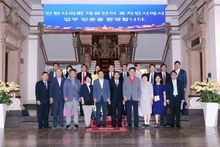Les délégués des deux parties prennent ensemble une photo. Photo : VNA.