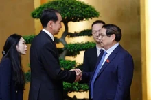 Le Premier ministre Pham Minh Chinh (à droite) et l'ambassadeur de Chine au Vietnam, He Wei. Photo : NDEL.