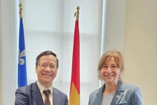 L’ambassadeur du Vietnam au Canada Pham Vinh Quang et la ministre des Relations internationales et de la Francophonie du Québec, Martine Biron. Photo : VNA.