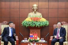 Le secrétaire du Comité provincial du Parti de Hoa Binh, Nguyen Phi Long (à droite) et l’ambassadeur mongol au Vietnam, Jigjee Sereejav. Photo : NDEL.