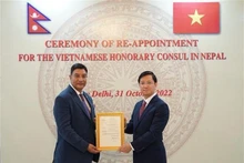 L’ambassadeur du Vietnam en Inde et au Népal, Nguyên Thanh Hai (à droite) et le consul honoraire du Vietnam au Népal à Rajesh Kazi Shrestha. Photo : VNA.