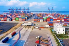 Le chiffre d'affaires total de l’import et de l’export de marchandises entre le Vietnam et l'Europe et l'Amérique en 2023 devrait atteindre environ 208 milliards de dollars, soit en baisse d'environ 9,5% par rapport à 2023. Photo : VNA