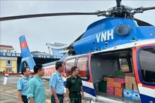 L'Armée de l'air envoye des hélicoptères Mi-171 pour aider les personnes vivant dans les zones inondées. Photo : VNA