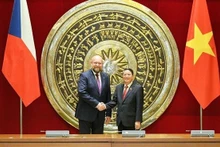 Le Vice-Président de l'AN du Vietnam, Nguyên Duc Hai (à droite) et le Vice-Président de la Chambre des Députés de la République tchèque, Jan Batosek. Photo : VNA.