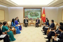 Lors de la rencontre entre le vice-Premier ministre Le Minh Khai et le président du groupe britannique Standard Chartered, José Viñals, le 27 juin à Hanoï. Photo : VNA