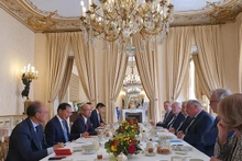 Le ministre vietnamien des Affaires étrangères Bui Thanh Son a eu le 6 juin à Paris une entrevue avec le président du Sénat français Gérard Larcher. Photo : VNA