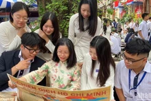 Le 26 mai, le journal Nhân Dân a recréé un espace expérientiel de la campagne Hô Chi Minh au lycée Tran Phu à Hanoi. Photo : NDEL.