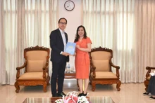 La vice-ministre des Affaires étrangères et présidente du Comité d’État chargé des Vietnamiens à l’étranger, Le Thi Thu Hang (à droite) et Nguyen Hong Son, président de VUAJ. Photo : baoquocte.vn