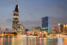 Des immeubles de grande hauteur le long de la rivière Saigon à Hô Chi Minh-Ville. Photo : toquoc.vn