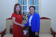 L’ambassadrice Nguyên Phuong Nga, présidente de l’Union des Organisations d’amitié du Vietnam (à droite) et la directrice exécutive de la Fondation Internationale de Singapour, Jean Tan. Photo : thoidai.com.vn