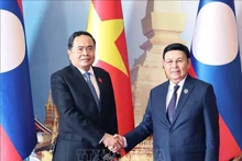 Le président de l'Assemblée nationale du Vietnam, Tran Thanh Man (gauche), et son homologue lao, Saysomphone Phomvihane. Photo : VNA.