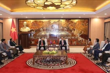 Le président du Conseil populaire de Hanoi et chef adjoint de la délégation parlementaire municipale, Nguyên Ngoc Tuân (à droite), reçoit le vice-président de l'Assemblée nationale lao, Chaleun Yiapaoher. Photo : VNA.
