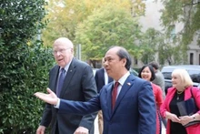 Le président pro tempore du Sénat américain Patrick Leahy (à gauche) et l'ambassadeur du Vietnam aux Etats-Unis, Nguyên Quôc Dung. Photo: VNA