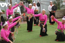 Les gongs de Mường ont un attrait particulier, un fil culturel invisible reliant les valeurs des Muong. Photo : VOV.
