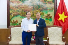 Nguyen Van Thao, ambassadeur du Vietnam auprès du Royaume de Belgique, chef de la délégation vietnamienne auprès de l’UE (à gauche) et Le Hai Binh, vice-ministre permanent de la Culture, des Sports et du Tourisme. Photo : baovanhoa.vn