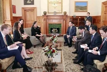 Entrevue entre le Président de l'AN, Vuong Dinh Huê, et la gouverneure générale de la Nouvelle-Zélande, Dame Cindy Kiro. Photo : VNA.