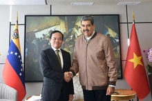 Le président vénézuélien Nicolás Maduro Moros et le vice-Premier ministre Tran Luu Quang (gauche). Photo: VNA