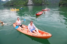 Des touristes australiens font du kayak dans la baie de Lan Ha, dans la province septentrionale de Quang Ninh. Photo : Era Cruises