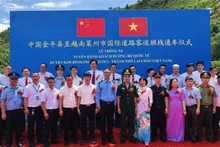 Délégués vietnamiens et chinois lors de la cérémonie. Photo: VNA