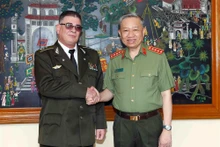 Le général Tô Lâm, ministre vietnamien de la Sécurité publique (à droite) et le ministre cubain de l'Intérieur Lázaro Alberto Álvarez Casas. Photo : bocongan.gov.vn