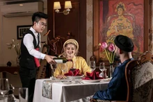 Des touristes internationaux font l'expérience du service royal au Vietnam. Photo: VNA