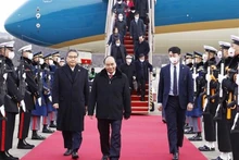 Le Président Nguyên Xuân Phuc et une délégation vietnamienne de haut rang sont arrivés à Séoul dimanche après-midi. Photo : VNA.