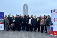 Prise de photos souvenir sur la place des Accords de Paris, où le symbole de paix du Vietnam a été inauguré en 2013 à l'occasion du 40e anniversaire de la signature de cet accord historique. Photo : VNA.