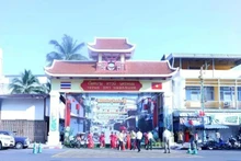 Porte de la rue culturelle Thaïlande-Vietnam à Nakhon Phanom. Photo : VNA.