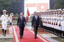 Le Président vietnamien, Vo Van Thuong (à gauche) préside la cérémonie solennelle d'accueil du Président indonésien, Joko Widodo. Photo : VNA.