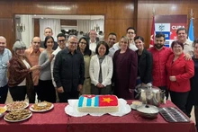 L’ambassadrice du Vietnam en Argentine Ngô Minh Nguyêt (en veste blanche) et son homologue cubain Pedro Pablo Prada posent pour une photo de souvenir. Photo : VNA.