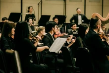 Quatre-vingts artistes internationaux du Sun Symphony Orchestra (SSO) interpréteront l'œuvre sous la direction du chef d'orchestre Olivier Ochanine. Photo: kinhtedothi.vn