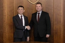 L'ambassadeur du Vietnam en Slovaquie, Nguyen Tuan (à gauche) et le président de la Commission des relations extérieures de l'Assemblée nationale slovaque, Marian Kery. Photo : baoquocte.vn