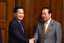 Le vice-Premier ministre vietnamien Lê Minh Khai et le président de la Chambre des représentants japonaise Nukaga Fukushiro (à gauche), à Tokyo, le 22 mai. Photo : VNA.