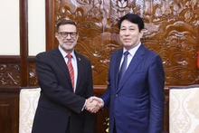 Le président Luong Cuong (droite) et l'ambassadeur d'Australie au Vietnam, Andrew Goledzinowski. Photo : VNA.