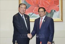 Le Premier ministre Pham Minh Chinh (à droite) rencontre son homologue japonais Shigeru Ishiba, à Vientiane, au Laos, le 11 octobre. Photo : VNA.