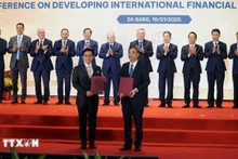 Cérémonie de remise des protocoles d'accord sur la coopération entre le Comité populaire de la ville de Da Nang et les organisations nationales et étrangères. Photo: VNA