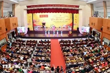 Rencontre avec les Vietnamiens d'outre-mer participant au programme « Printemps au pays natal 2024 » à Ho Chi Minh-Ville. Photo : VNA.
