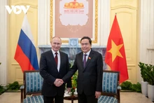 Le président de l'Assemblée nationale, Trân Thanh Mân (à droite) rencontre le président russe Vladimir Poutine. Photo: VOV