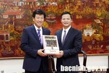 Le vice-président permanent du Comité populaire de la province de Bac Ninh, Vuong Quôc Tuân (à droite) et le président du district de Geumsan, province sud-coréenne de Chungcheongnam, Park Beomin. Photo : bacninh.gov.vn