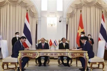 Le Président vietnamien Nguyên Xuân Phuc et le Premier ministre thaïlandais Prayut Chan-o-cha supervisent la signature du Protocole d’accord sur l’établissement d’une relation de jumelage entre Dà Nang et Khon Kaen. Photo : VNA.