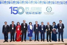 Le président de l'Assemblée nationale, Trân Thanh Maân (sixième à partir de la gauche), et d'autres délégués lors de la cérémonie d'ouverture de l'UIP-150 à Tachkent, en Ouzbékistan, le 5 avril au soir. Photo : VNA.