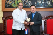 Le rédacteur en chef du journal Nhân Dân, Lê Quôc Minh (à droite) et Luis Enrique González Acosta, président de l’Agence de presse cubaine Prensa Latina. Photo : NDEL