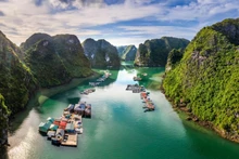 Le village de pêcheurs de Cua Van est constitué des maisons flottantes sur une mer calme, entourée de majestueuses montagnes calcaires, possédant un cadre naturel paisible. Photo : toquoc.vn