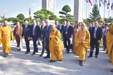 Une délégation dirigée par le vice-Premier ministre permanent Nguyen Hoa Binh à la cérémonie de clôture du Vesak 2025. Photo : tuoitre.vn